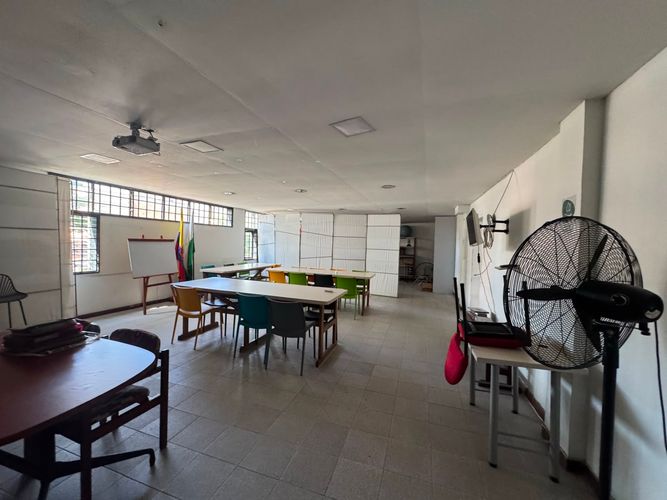 Bodega en arriendo en Laureles, Medellín, 1100 m² · foto 2 de 20