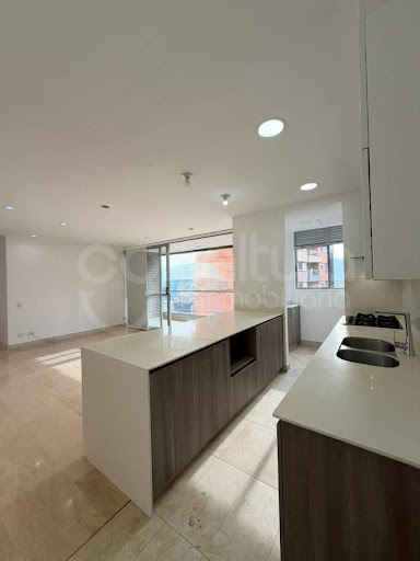 Apartamento en arriendo en Lalinde, Medellín · foto 3 de 21