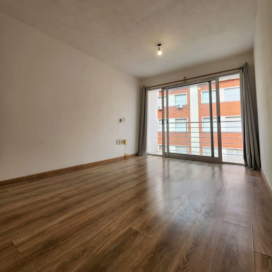 3615 | EXCELENTE MONOAMBIENTE AL FRENTE CON COCINA DEFINIDA, BALCÓN Y PATIO – POCITOS