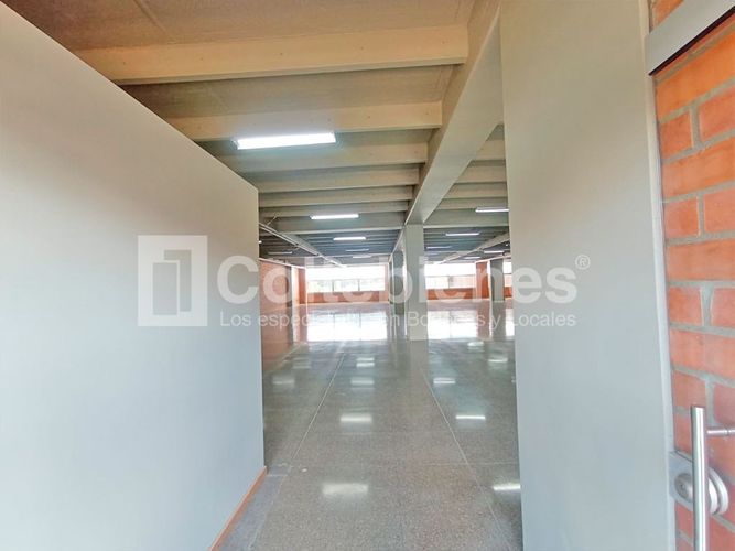 Local en arriendo en El Poblado, Medellín, 924 m² · foto 2 de 20