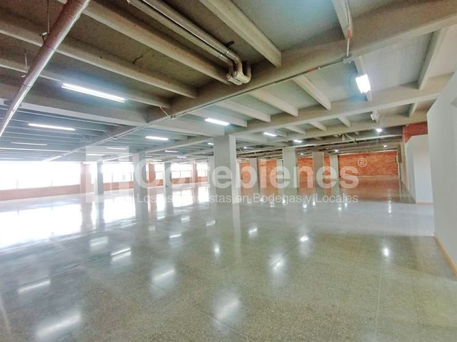Local en arriendo en El Poblado, Medellín, 924 m² · foto 4 de 20