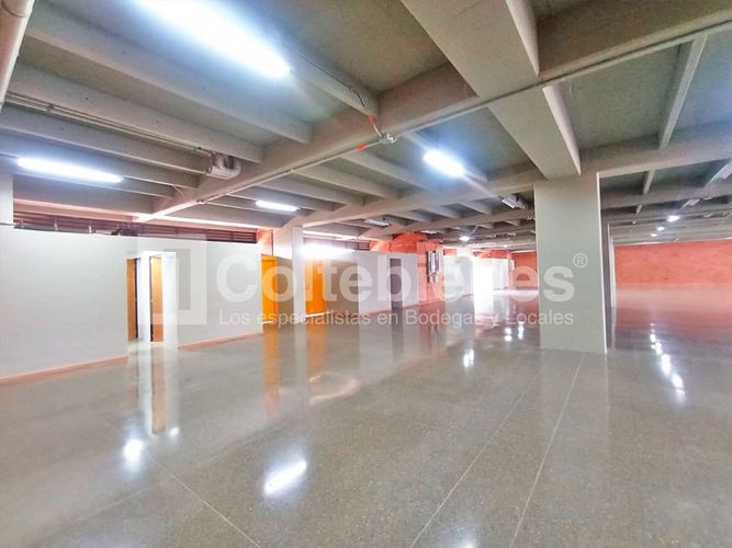Local en arriendo en El Poblado, Medellín, 924 m² · foto 8 de 20
