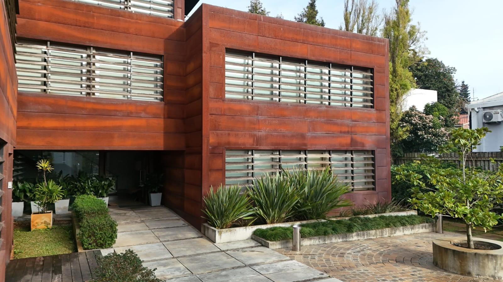 Oficina Premium en Carrasco: Espacio Amplio y Ubicación Estratégica