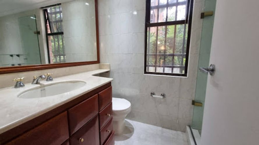 Apartamento de 3 alcobas en arriendo en Altos Del Poblado, Medellín, 120 m² · foto 17 de 21