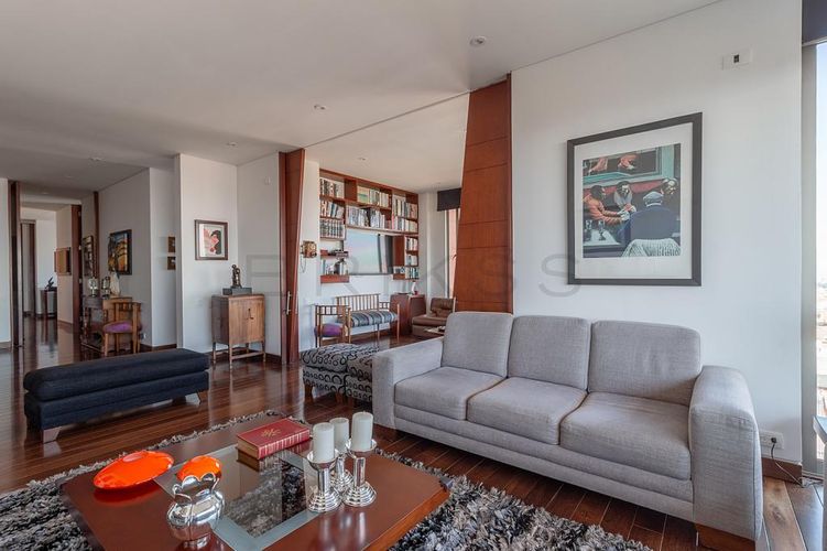 Apartamento de 3 alcobas en venta en Los Rosales, Bogotá, 301 m² · foto 2 de 24