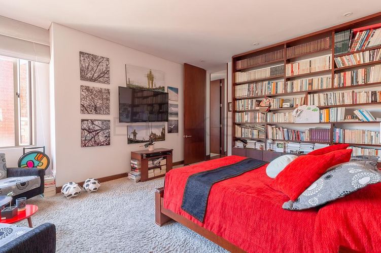 Apartamento de 3 alcobas en venta en Los Rosales, Bogotá, 301 m² · foto 9 de 24