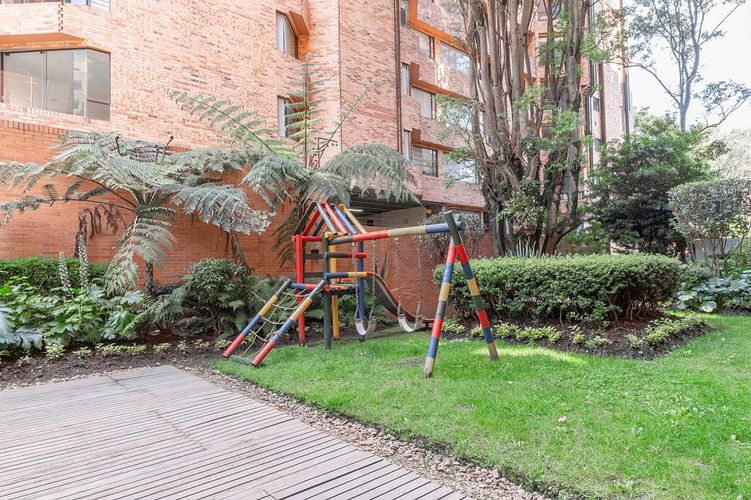 Apartamento de 3 alcobas en venta en Los Rosales, Bogotá, 301 m² · foto 23 de 24