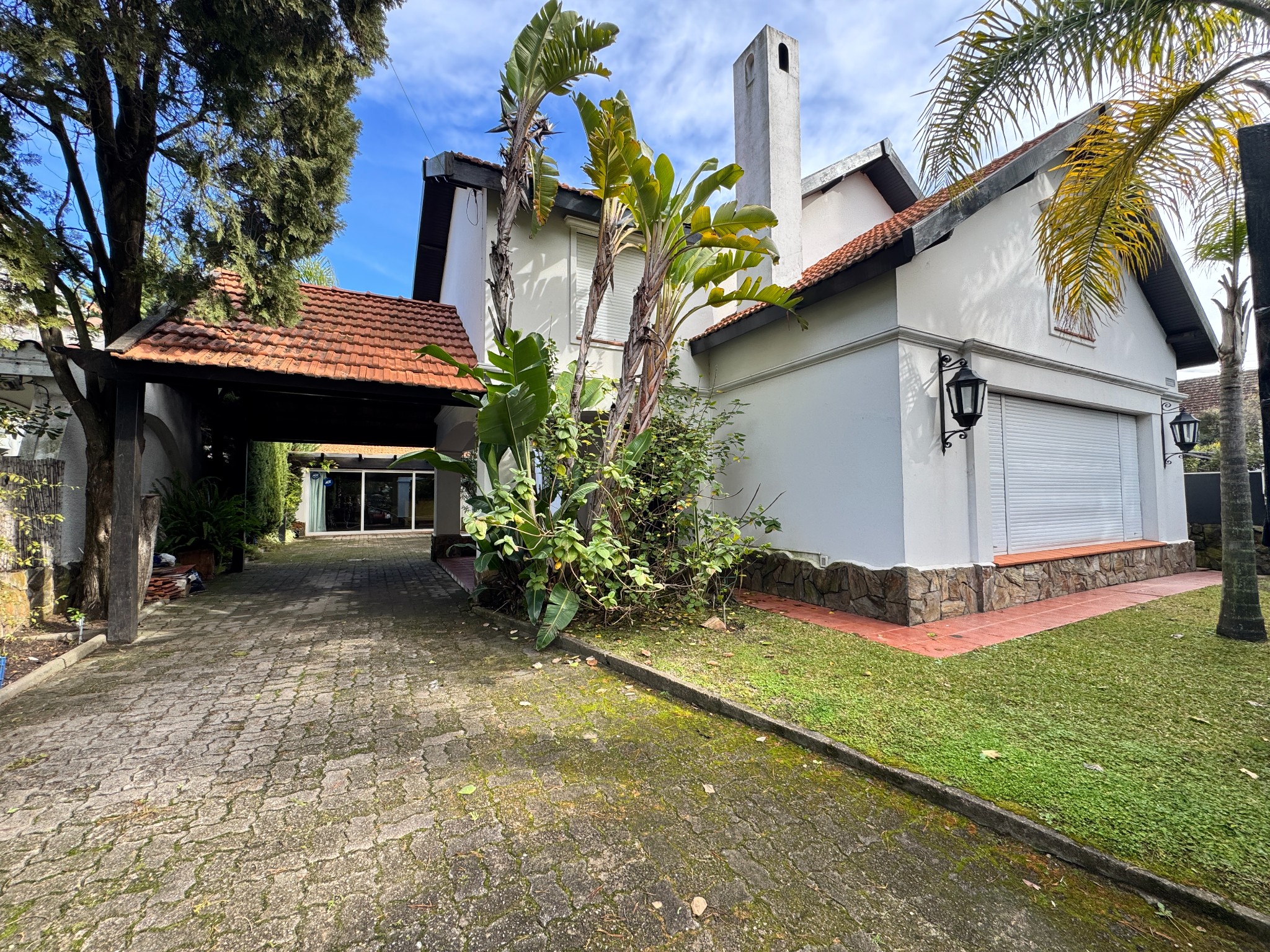 Casa en alquiler IDEAL EMPRESAS U OFICINAS en Carrasco prox Arocena y Rostand