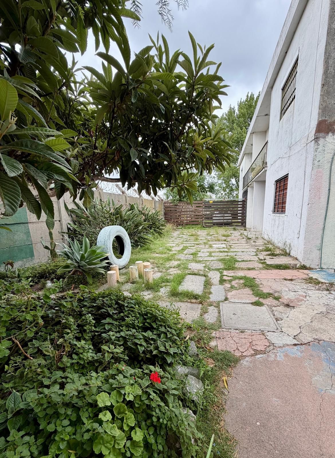 Alquilo muy lindo apto de 2dorm, patio y cochera próx al Viaducto