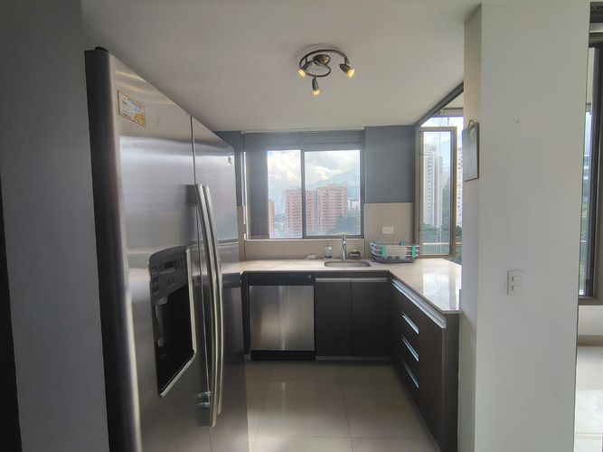 Apartamento de 2 alcobas en arriendo en El Poblado, Medellín, 87 m² · foto 4 de 18