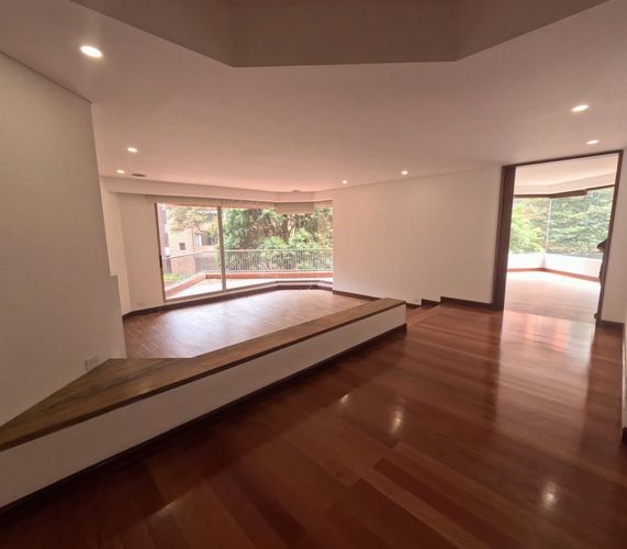 Apartamento de 4 alcobas en venta en La Cabrera, Bogotá, 276 m² · foto 3 de 24