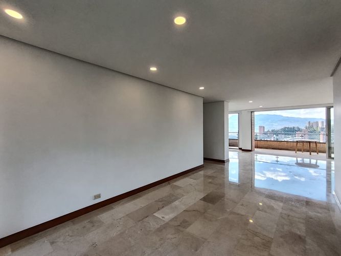Apartamento de 3 alcobas en arriendo en El Poblado, Medellín, 220 m² · foto 3 de 20