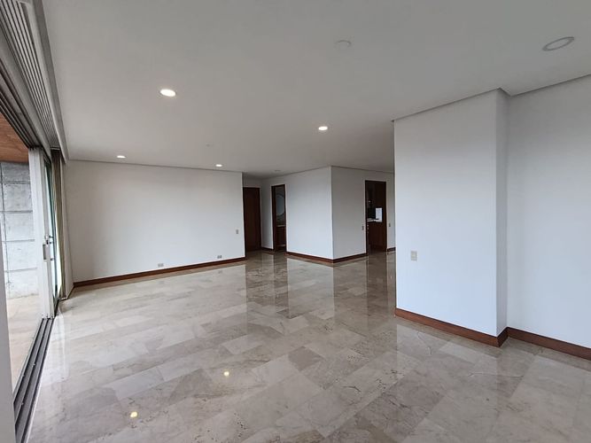 Apartamento de 3 alcobas en arriendo en El Poblado, Medellín, 220 m² · foto 4 de 20