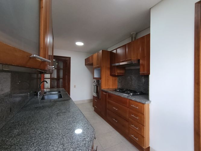 Apartamento de 3 alcobas en arriendo en El Poblado, Medellín, 220 m² · foto 10 de 20
