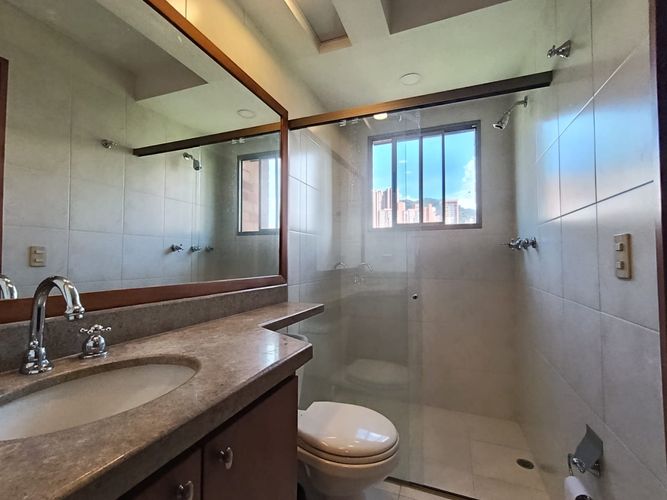Apartamento de 3 alcobas en arriendo en El Poblado, Medellín, 220 m² · foto 19 de 20
