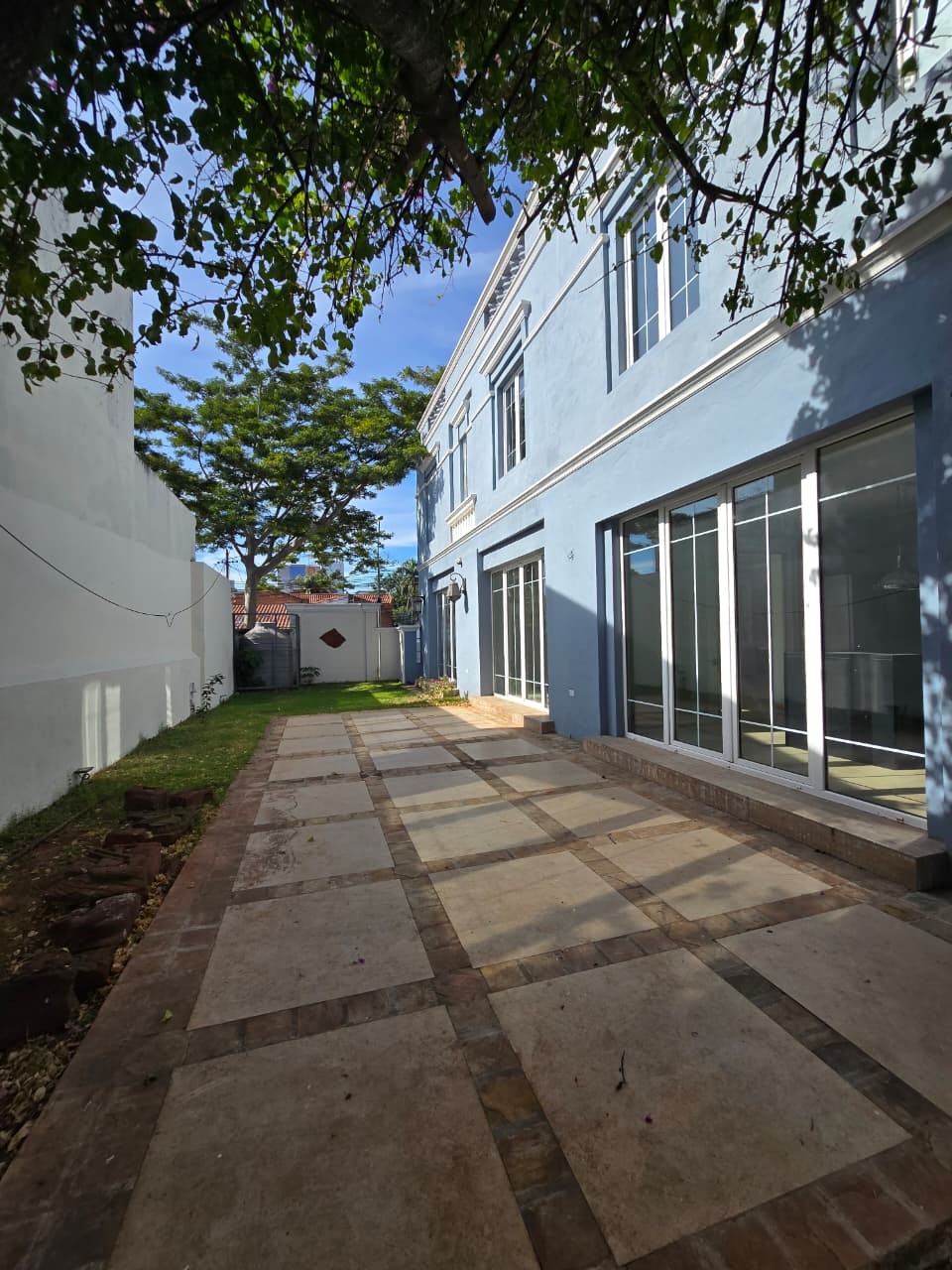 EN VENTA EXCLUSIVA RESIDENCIA EN CARMELITAS, ASUNCION — foto 2