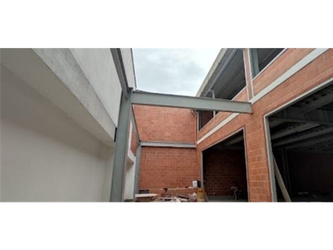 Bodega en arriendo en Laureles, Medellín, 320 m² · foto 2 de 9