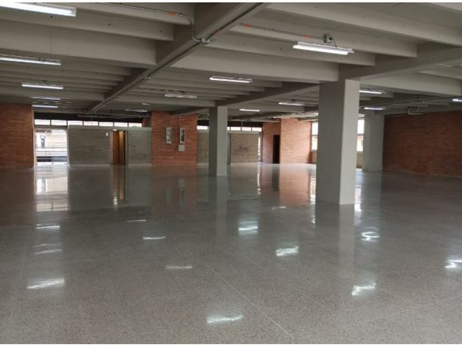Local en arriendo en Aeroparque Juan Pablo Ii, Medellín, 584 m² · foto 2 de 12