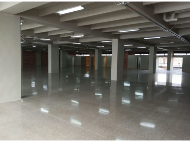 Local en arriendo en Noel, Medellín, 924 m² · foto 2 de 4