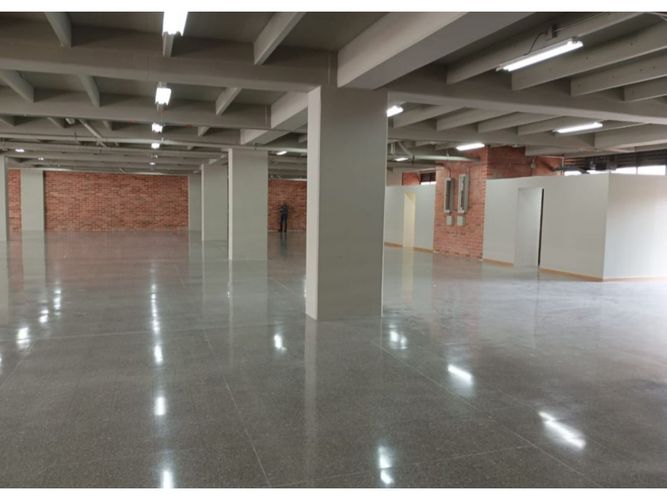 Local en arriendo en Noel, Medellín, 924 m² · foto 3 de 4