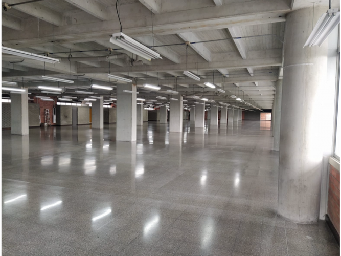 Local en arriendo en La Candelaria, Medellín, 1553 m² · foto 2 de 4