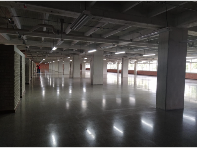 Local en arriendo en La Candelaria, Medellín, 1553 m² · foto 3 de 4