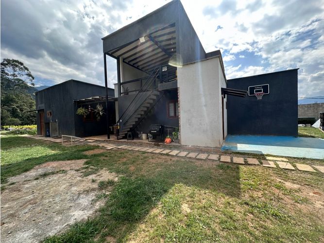 Finca en venta en Las Lomitas, Medellín, 287 m² · foto 2 de 19