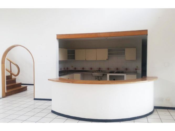 Casa de 19 alcobas en arriendo en Belen Alameda, Medellín, 1500 m² · foto 3 de 9