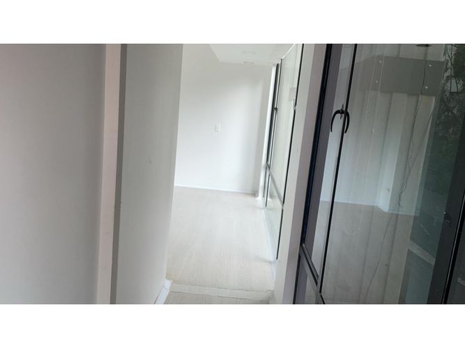 Local en arriendo en Milla De Oro, Medellín, 96 m² · foto 2 de 11
