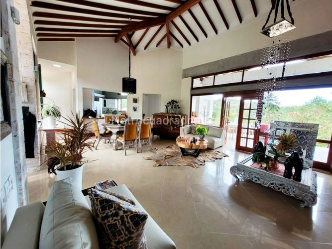 Casa de 4 alcobas en venta en Loma Del Escobero, Envigado, 400 m² · foto 2 de 16