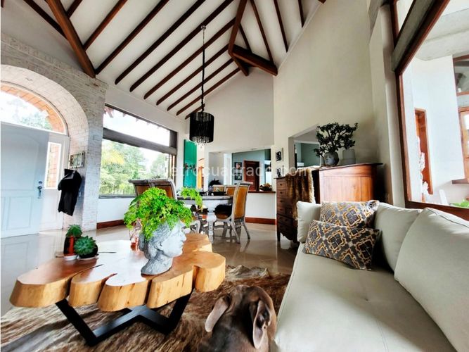 Casa de 4 alcobas en venta en Loma Del Escobero, Envigado, 400 m² · foto 3 de 16