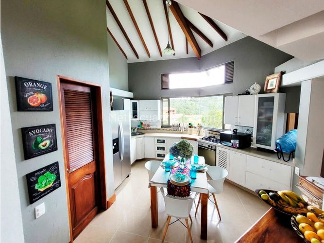 Casa de 4 alcobas en venta en Loma Del Escobero, Envigado, 400 m² · foto 4 de 16