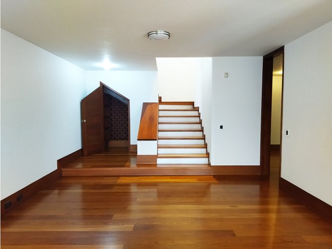 Casa de 3 alcobas en venta en Barrios De Jesus, Medellín, 540 m² · foto 4 de 20