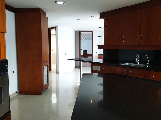 Casa de 3 alcobas en venta en Barrios De Jesus, Medellín, 540 m² · foto 5 de 20