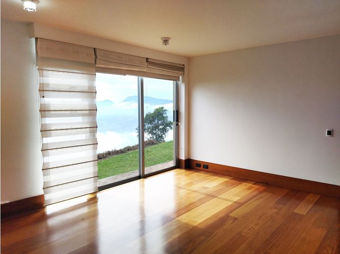 Casa de 3 alcobas en venta en Barrios De Jesus, Medellín, 540 m² · foto 10 de 20
