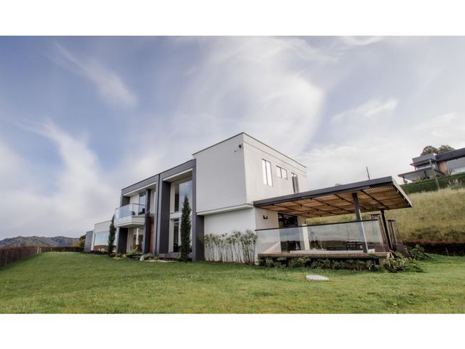Casa de 4 alcobas en arriendo en Altos Del Escobero, Envigado, 400 m² · foto 4 de 15