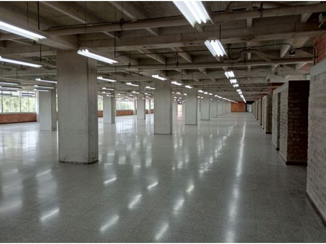 Local en arriendo en Shellmar, Medellín, 1940 m² · foto 3 de 3