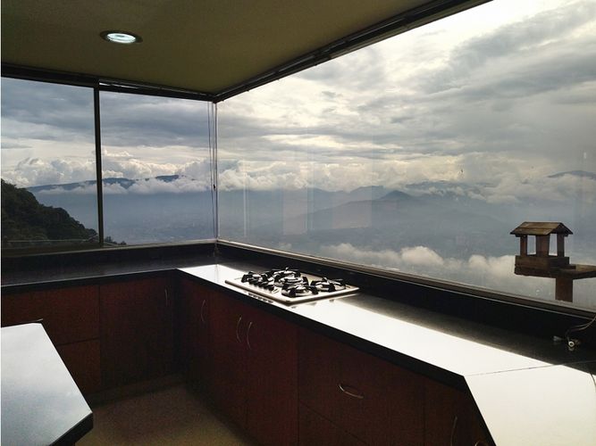 Casa de 3 alcobas en arriendo en Barrios De Jesus, Medellín, 540 m² · foto 2 de 20
