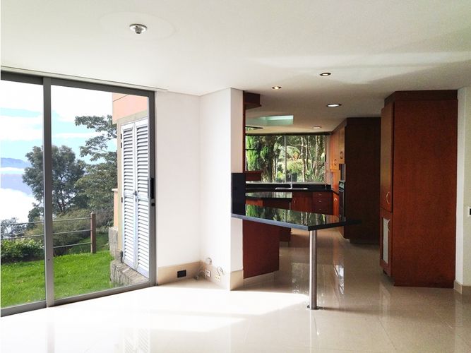Casa de 3 alcobas en arriendo en Barrios De Jesus, Medellín, 540 m² · foto 12 de 20