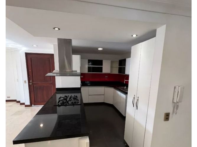 Apartamento de 4 alcobas en venta en Castropol, Medellín, 198 m² · foto 3 de 18
