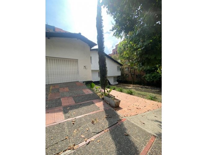 Casa de 4 alcobas en arriendo en Urbanizacion Villa Linda, Envigado, 350 m² · foto 2 de 23
