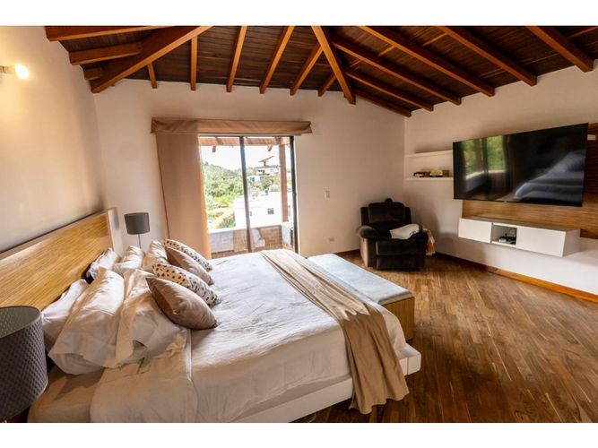 Casa de 4 alcobas en venta en La Candelaria, Envigado, 350 m² · foto 11 de 14