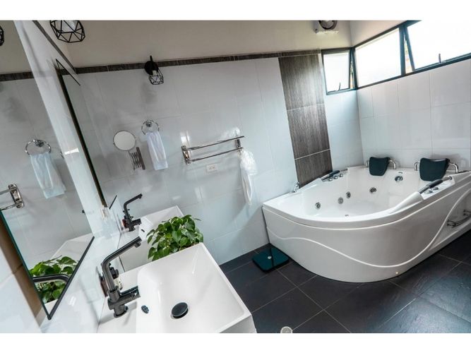 Casa de 4 alcobas en venta en La Candelaria, Envigado, 350 m² · foto 14 de 14