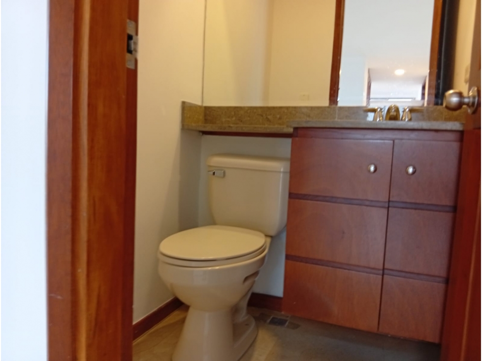 Apartamento en arriendo en Los Naranjos, Medellín · foto 7 de 19