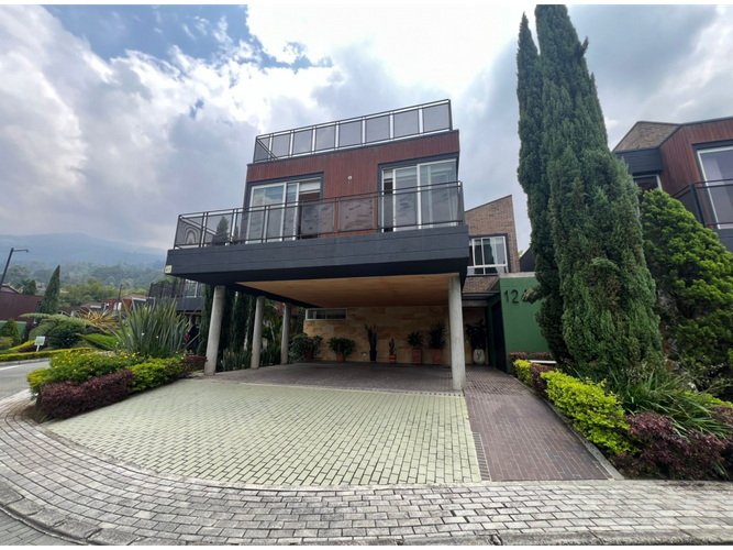 Casa de 4 alcobas en venta en Loma El Atravesado, Envigado, 345 m² · foto 2 de 24