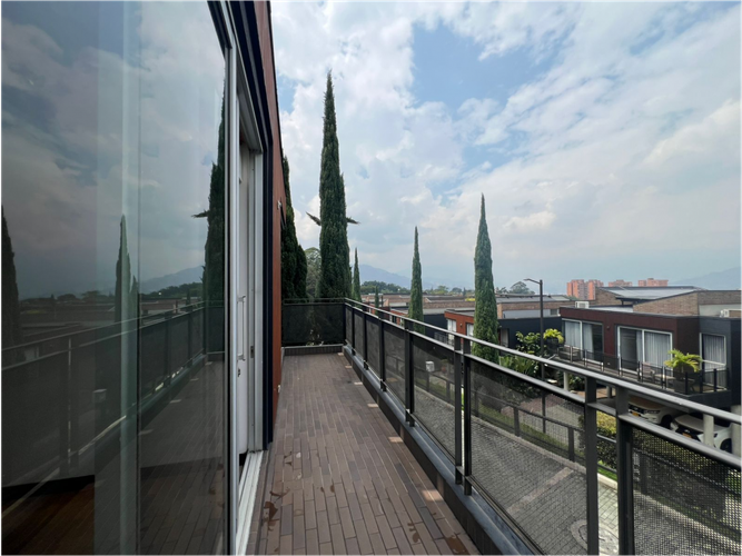 Casa de 4 alcobas en venta en Loma El Atravesado, Envigado, 345 m² · foto 3 de 24