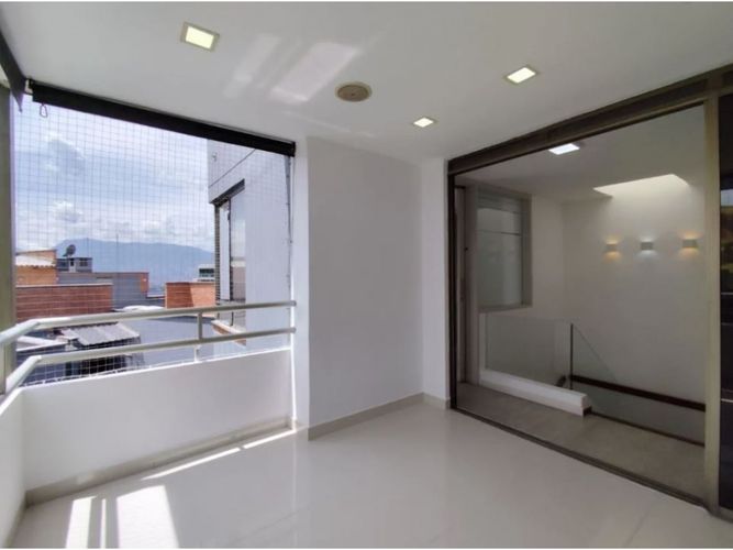Apartamento de 4 alcobas en arriendo en Los Balsos, Medellín, 159 m² · foto 3 de 5
