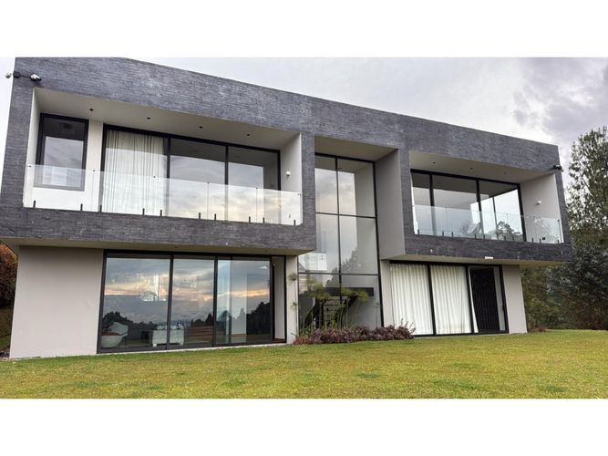 Casa de 3 alcobas en venta en Loma Del Escobero, Envigado · foto 2 de 18
