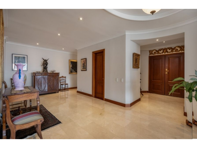 Apartamento de 3 alcobas en arriendo en Loma De Los Gonzalez, Medellín, 386 m² · foto 2 de 23