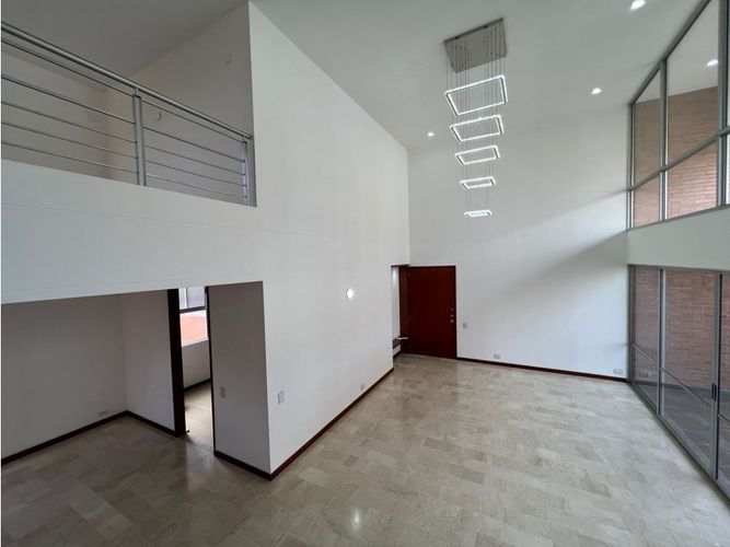 Apartamento de 3 alcobas en arriendo en Loma Benedictinos, Medellín, 240 m² · foto 2 de 24